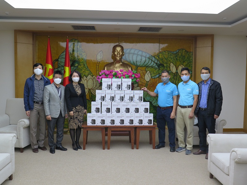 Công ty Cổ phần Giải pháp mạng và máy tính TIC tặng 21 loa cầm tay Kungfu cho quận Đống Đa